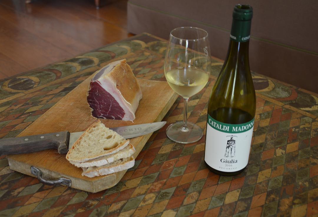 Cavinona's tweet photo. Pecorino is one of our favorite go-to wines! It is widely believed the grape varietal takes its name from "pecora" (sheep in Italian) which particularly enjoyed chewing the fruit. This crisp white wine is fresh &amp; mineral, with hints of acacia and jasmine!
.
.
PH: @cataldi_madonna https://t.co/4pTYXaKyke
