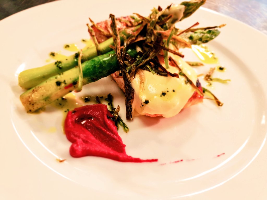 NathanC77's tweet photo. Service at equinor Paddington #charredsalmon #Asparagus #hollandise #beetrootpure #chocolatetart #londonlife @ESS_Offshore @compassgroupuk https://t.co/ndK3o813Pt