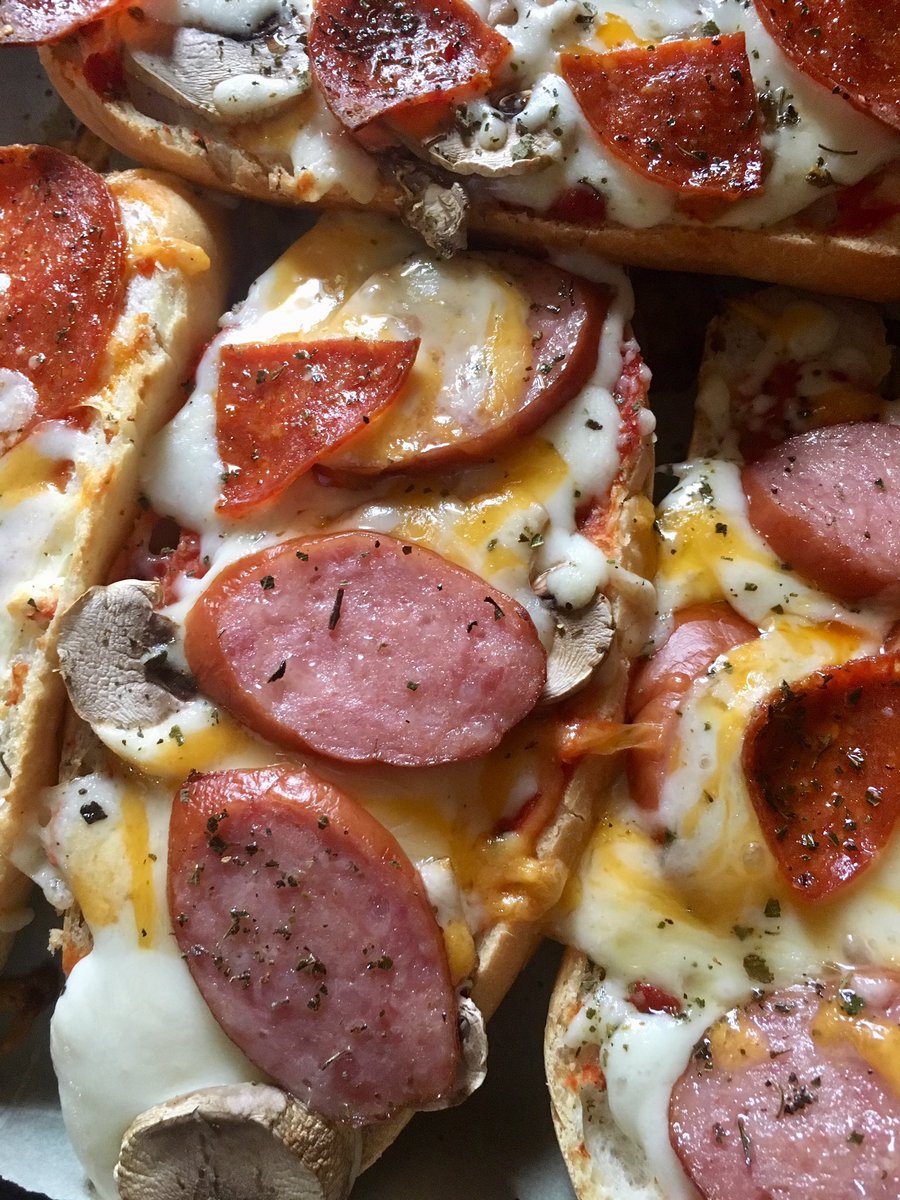 FoodChefnicko's tweet photo. Just a quick bite for #lunch with #frenchbread #pizza #pepperoni #mushroom &amp; #kielbasa damn! That was delicious... #foodie #foodporn #instagood #breakfast #pizzeria #restaurant #cheesy #italianfood #foodstagram #huffposttaste #italianfood #nomnom #hungry #chefnickostyle https://t.co/lzQq7n1xSs
