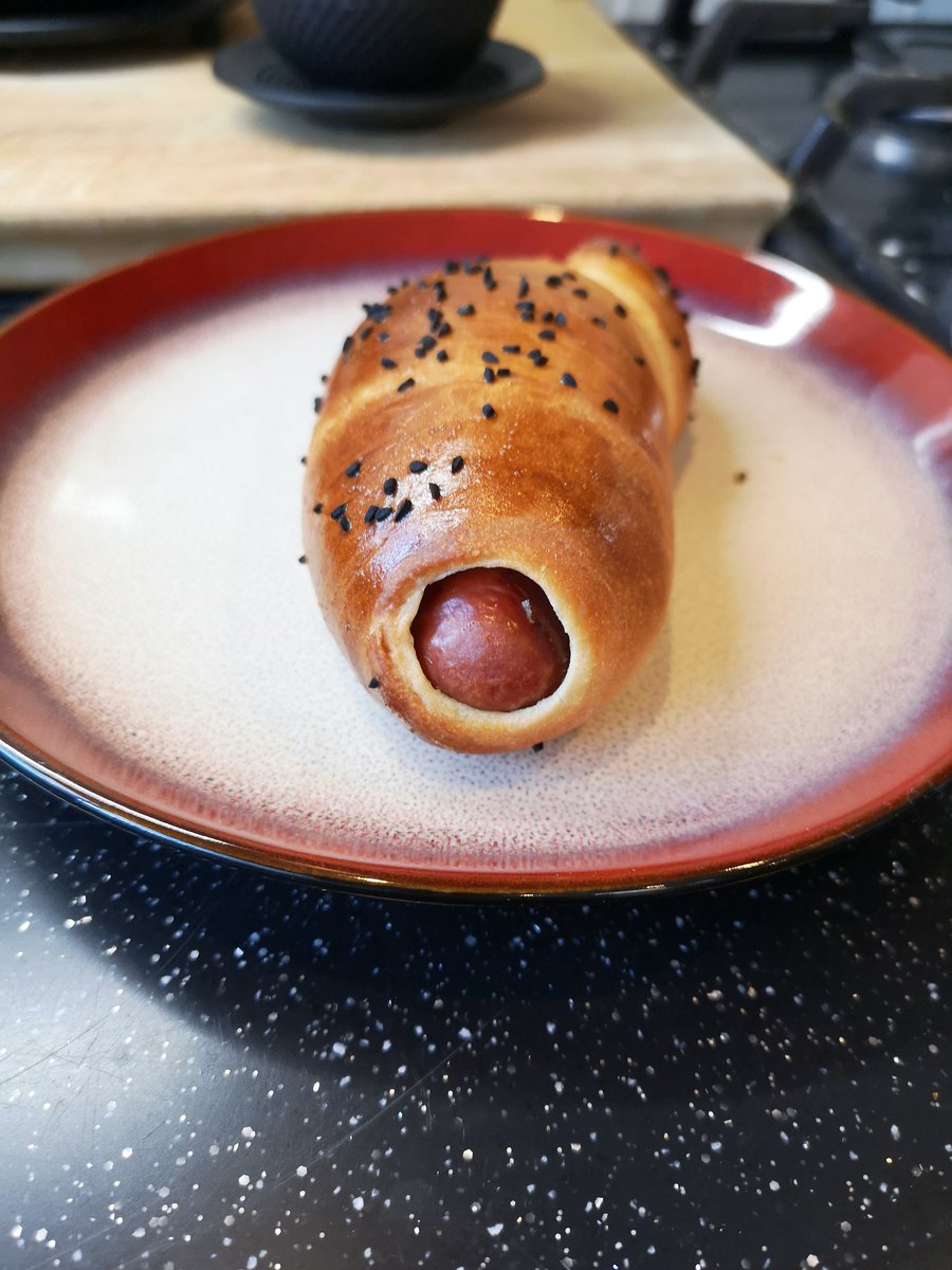IanOllerenshaw's tweet image. Asian sausage buns using #Tanzhong method, topped with black onion seeds.
Unfortunately my oven was a little too hot, but still rather nice 😁