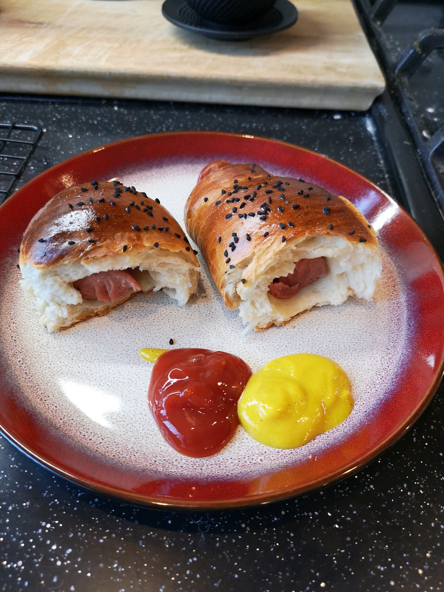 IanOllerenshaw's tweet image. Asian sausage buns using #Tanzhong method, topped with black onion seeds.
Unfortunately my oven was a little too hot, but still rather nice 😁