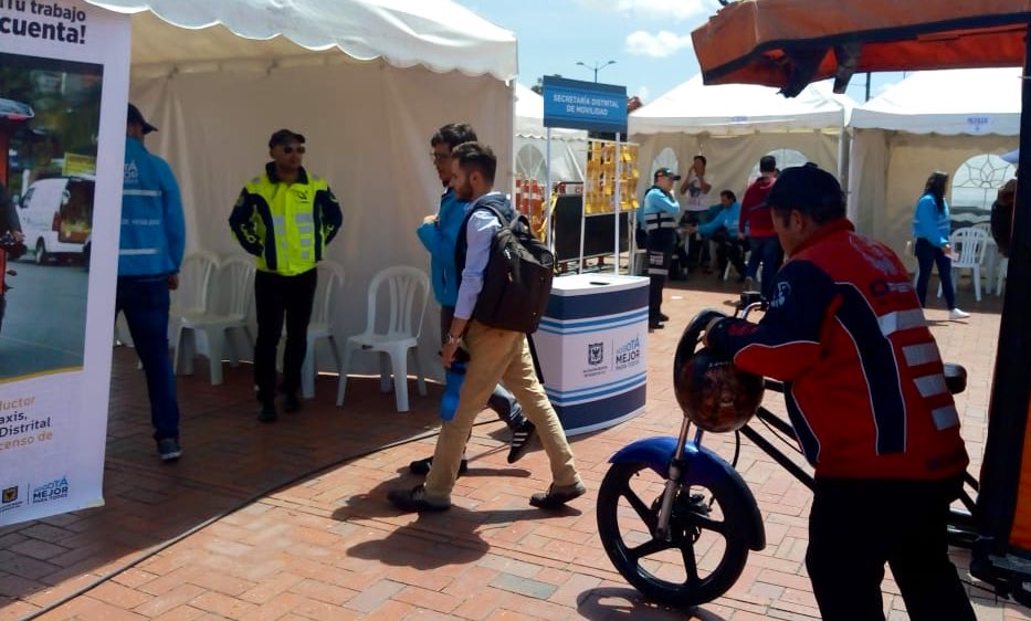 SectorMovilidad's tweet image. En la plazoleta del SuperCADE de Suba, avanzamos en el Censo a Bicitaxistas, una iniciativa con la que damos cumplimiento a la resolución expedida por @MinTransporteCo, que busca reglamentar este servicio.

⏰ Estaremos hasta las 4 PM, mañana continuaremos de 9:00 AM a 4:00 PM.