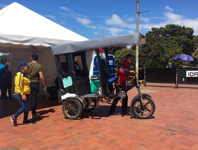 SectorMovilidad's tweet image. En la plazoleta del SuperCADE de Suba, avanzamos en el Censo a Bicitaxistas, una iniciativa con la que damos cumplimiento a la resolución expedida por @MinTransporteCo, que busca reglamentar este servicio.

⏰ Estaremos hasta las 4 PM, mañana continuaremos de 9:00 AM a 4:00 PM.