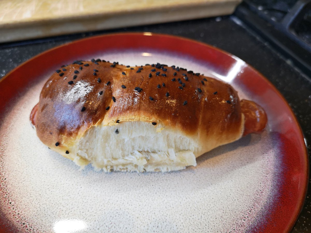 IanOllerenshaw's tweet image. Asian sausage buns using #Tanzhong method, topped with black onion seeds.
Unfortunately my oven was a little too hot, but still rather nice 😁