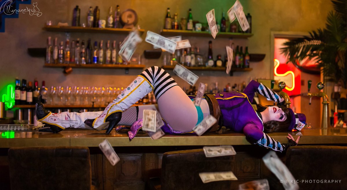 Ilunaneko's tweet photo. Made a new picture recreating the fav picture i ever made, but this time on a bar~ #madmoxxi #borderlandscosplay @GearboxOfficial @Borderlands @gearbox2kgames https://t.co/mHoVmfCOnb