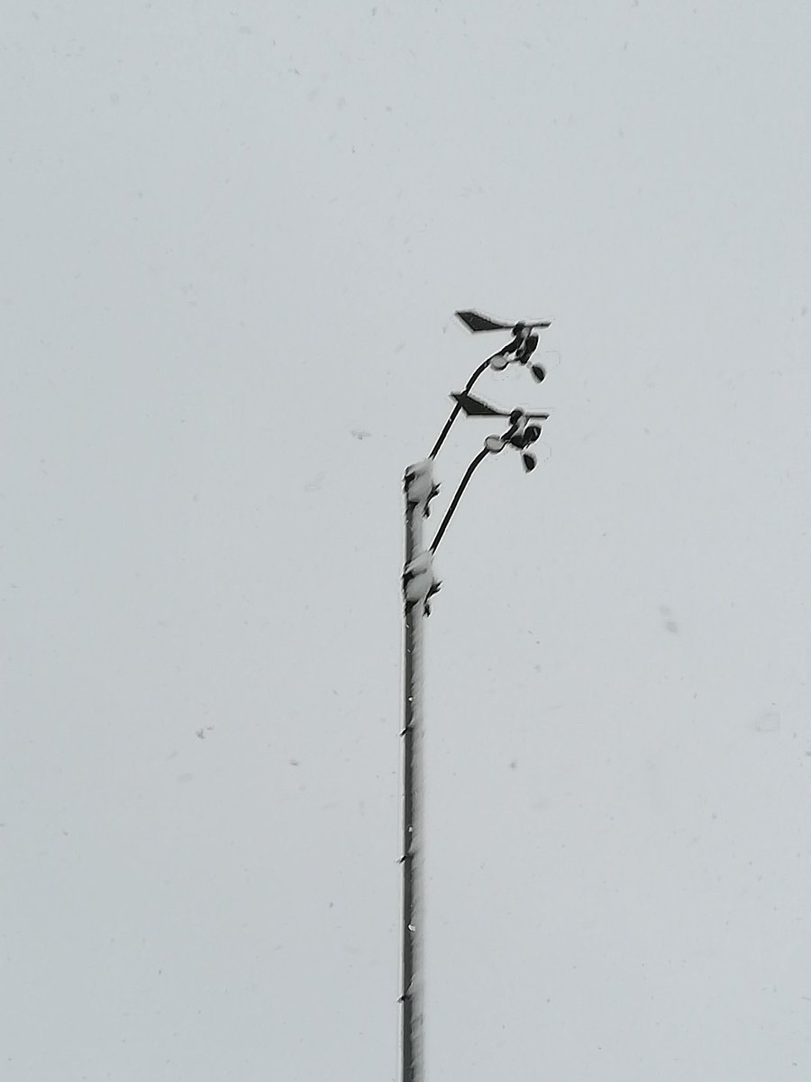PotterneWeather's tweet photo. Follow the band of snow that crossed Wiltshire last night and today, 12cm fell at our #weatherinstrument site. #SNOW #UKSnow #Weather #stormhour @davisinst https://t.co/UxFu5FMkxL