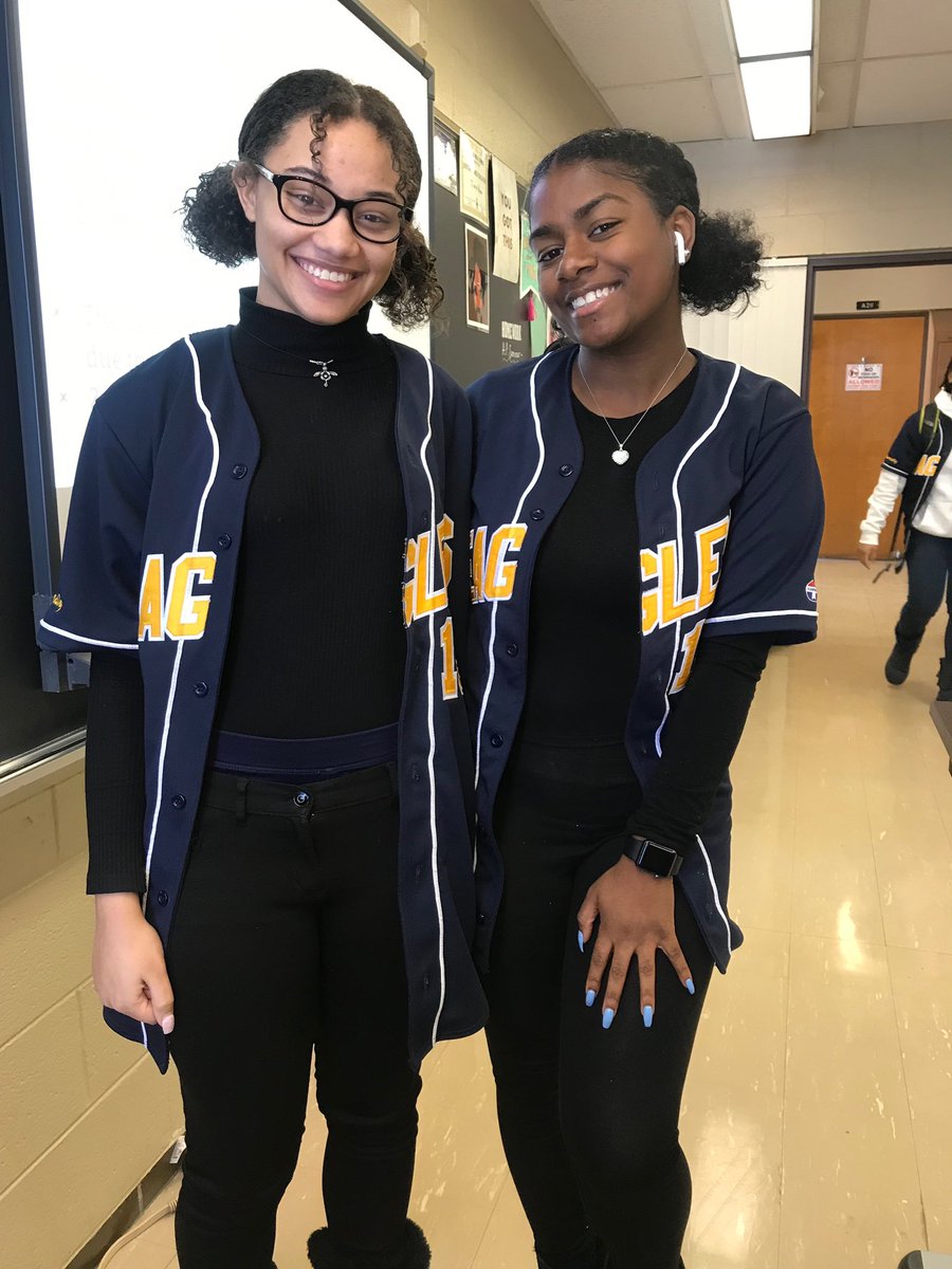 uhsa19's tweet photo. Two seniors showing spirit while staying warm😍😌 https://t.co/cFJemjvfQ1
