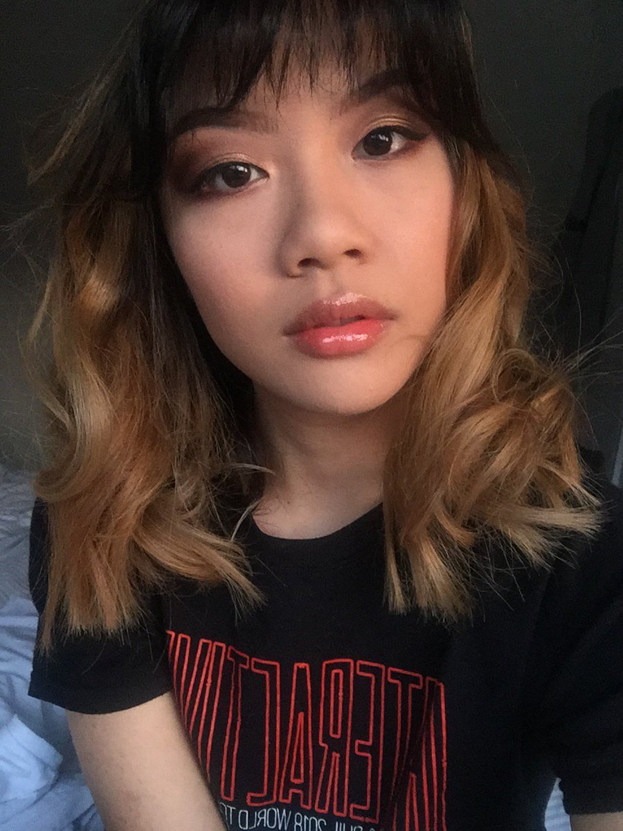 christyhchui's tweet photo. Pores? What are they?! 🤷🏻‍♀️ Happy #FentyFaceFriday 💖 wearing Pro’Filter Primer, Foundation (shade 190), Concealer (shades 185 &amp; 190), Invisimatte Blotting Powder, Moroccon Spice palette, Diamond Bomb and Gloss Bomb in Universal 💁🏻‍♀️ @fentybeauty https://t.co/wY8K4CXkYF