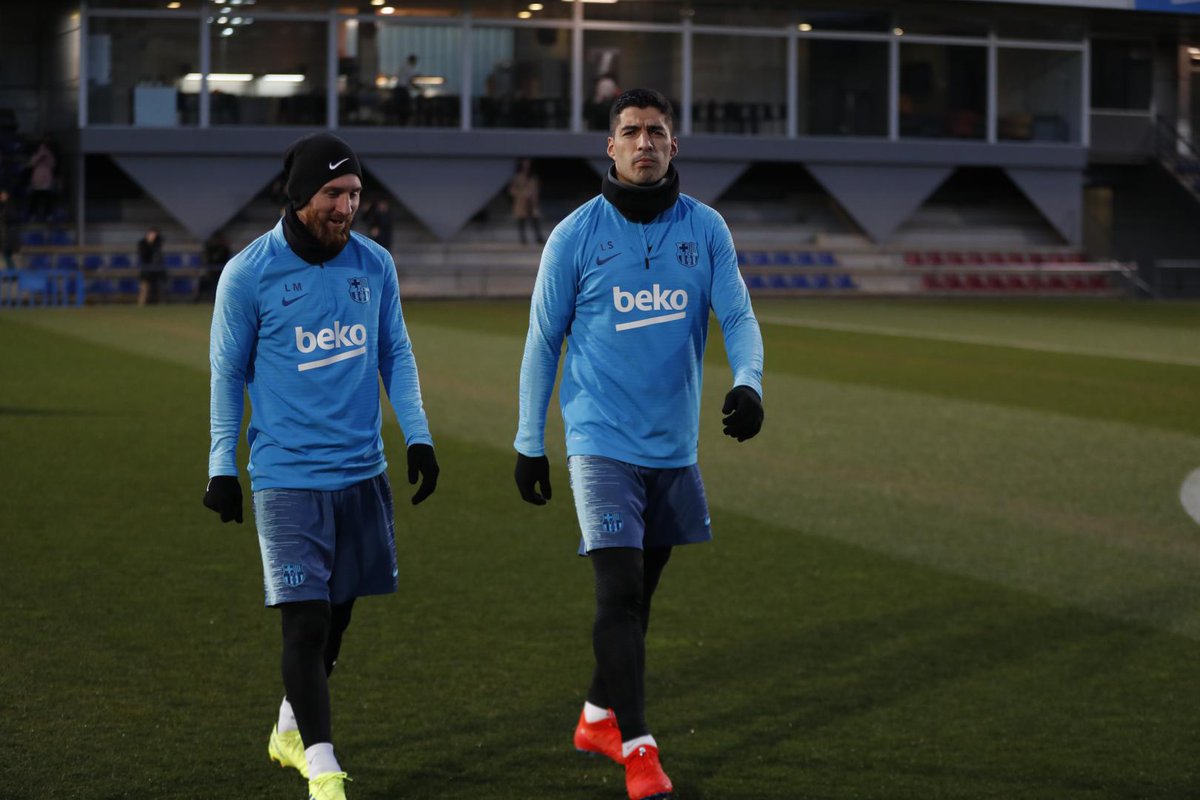 Messi y Suárez salen al campo de entrenamiento.