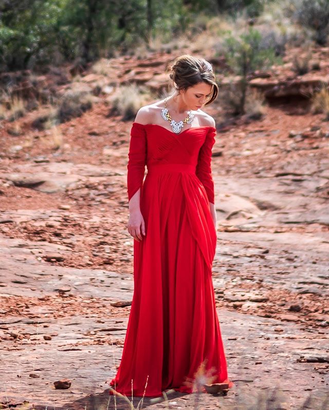 💃🌵💃🌵💃🌵💃🌵💃
.
.
.
.
#flashbackfriday #justbecause #glamourshot #redgown #desertphotoshoot #vacationphotos bit.ly/2MKg07l