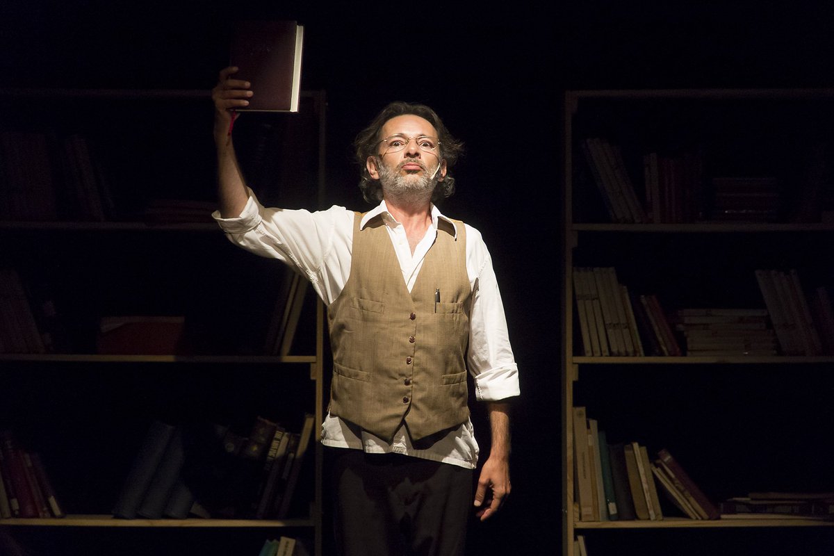 #Verano2019 #Teatro #ConferenciaSobreLaLluvia el unipersonal del escritor mexicano Juan Villoro, protagonizada y dirigida por <a href="/fabivena/">Fabian Vena</a> acompañado por José Luis Arias, agrega funciones los martes, sábados y domingos a las 21 h (excepto el martes 5) bit.ly/2F2b7Vg