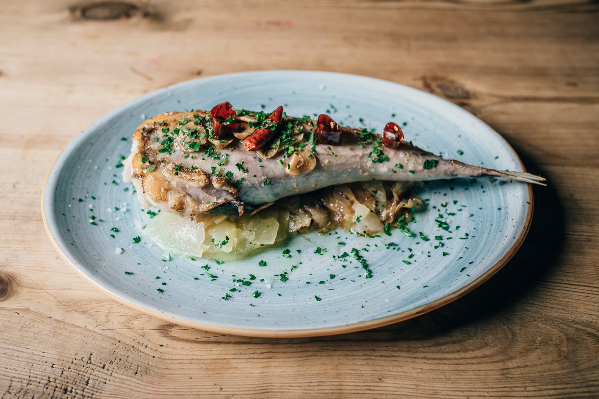 Cola de rape a la donostiarra. Cola de rape fresco, patatas panaderas, aceite, ajo, guindilla y sal. ¿Mejor plan para un viernes? 🐟🌶 #celiacos #singluten #restauranteceliaco #restaurantesingluten #comidasingluten #libredegluten #glutenfree #sensegluten #glutenfreefood #nogluten