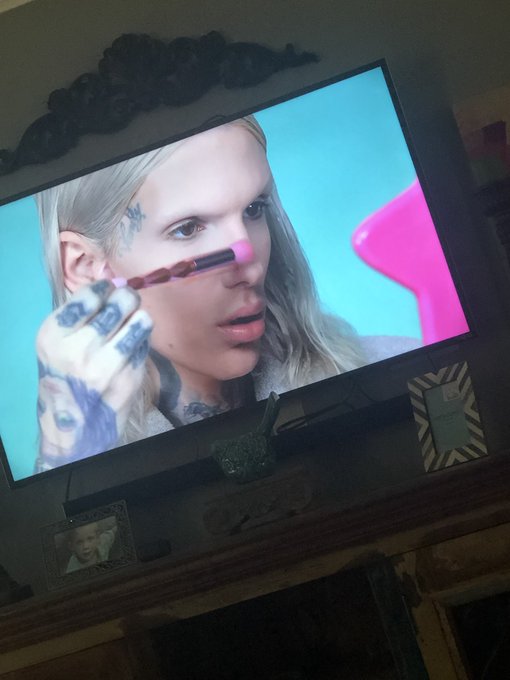 Currently #GAGGED at the new @JeffreeStar x @MorpheBrushes collection! Sis, I need like 4 sets of them