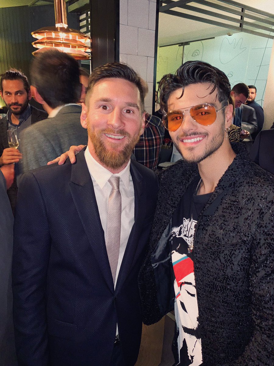 Testigo de una noche épica... Fue un honor haberte conocido. Que sigan los éxitos 👏🏼👏🏼 Un abrazo <a href="/leomessi/">レオメッシー</a>