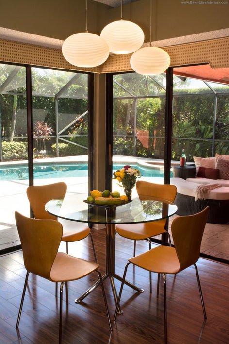 RickSimsSells's tweet image. This pleasant little dining area has relatively modern decor without being gaudy and the potential for natural light really adds its value.