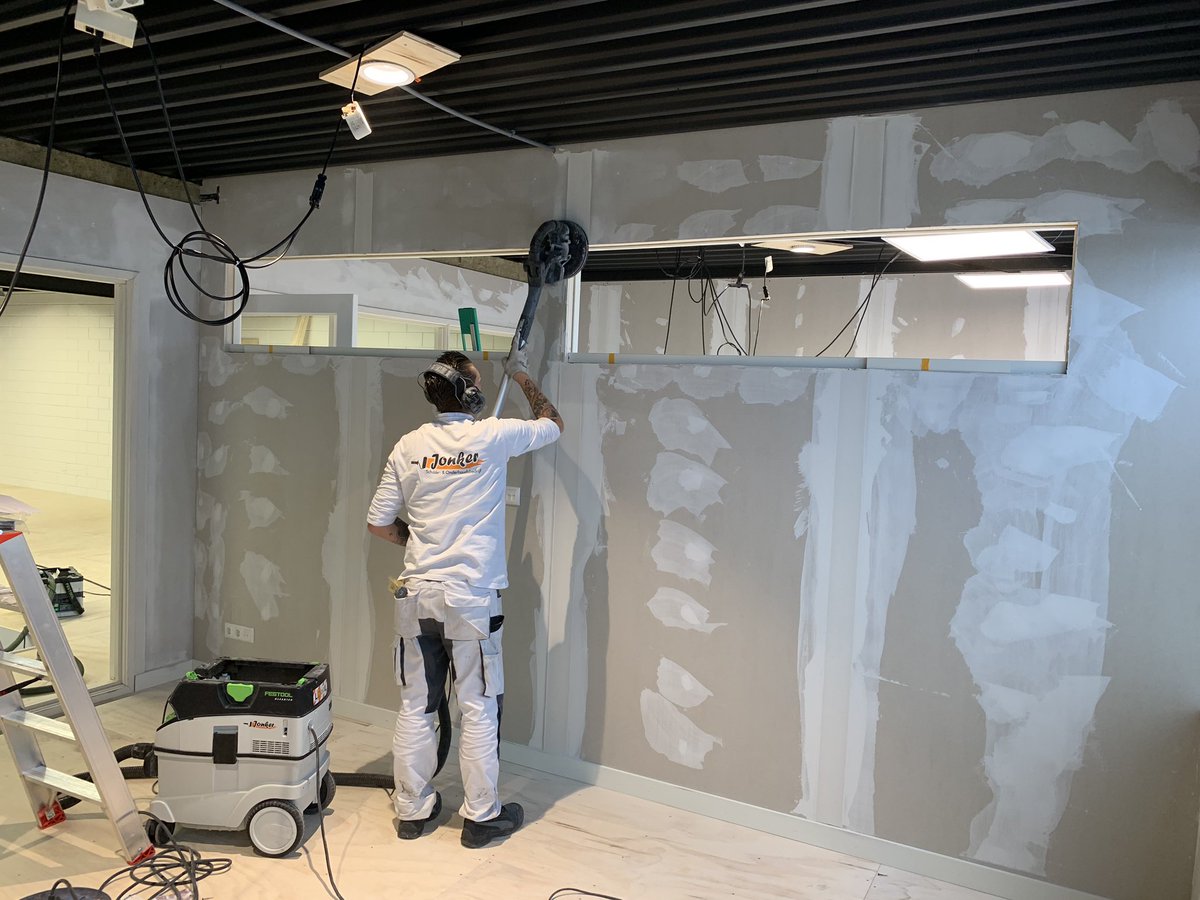 Wat wij bedoelen met wanden opzuiveren voor het aanbrengen van #airlessspuiten of plakken van #renovatievlies. #gladschuren #festool