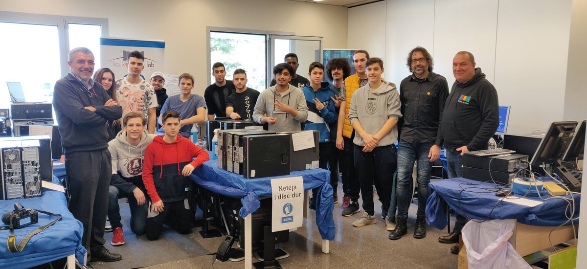 andreuibanez's tweet photo. Por si queréis otear lo que estamos haciendo desde el GDG Lleida, en los Laboratorios TIC del Parc Científic de Lleida, con el proyecto #GDGforGood https://t.co/FDktBmB2oH en este caso recuperación de pcs para ONGs con Chromium OS de Google https://t.co/V4xLEPzNHv