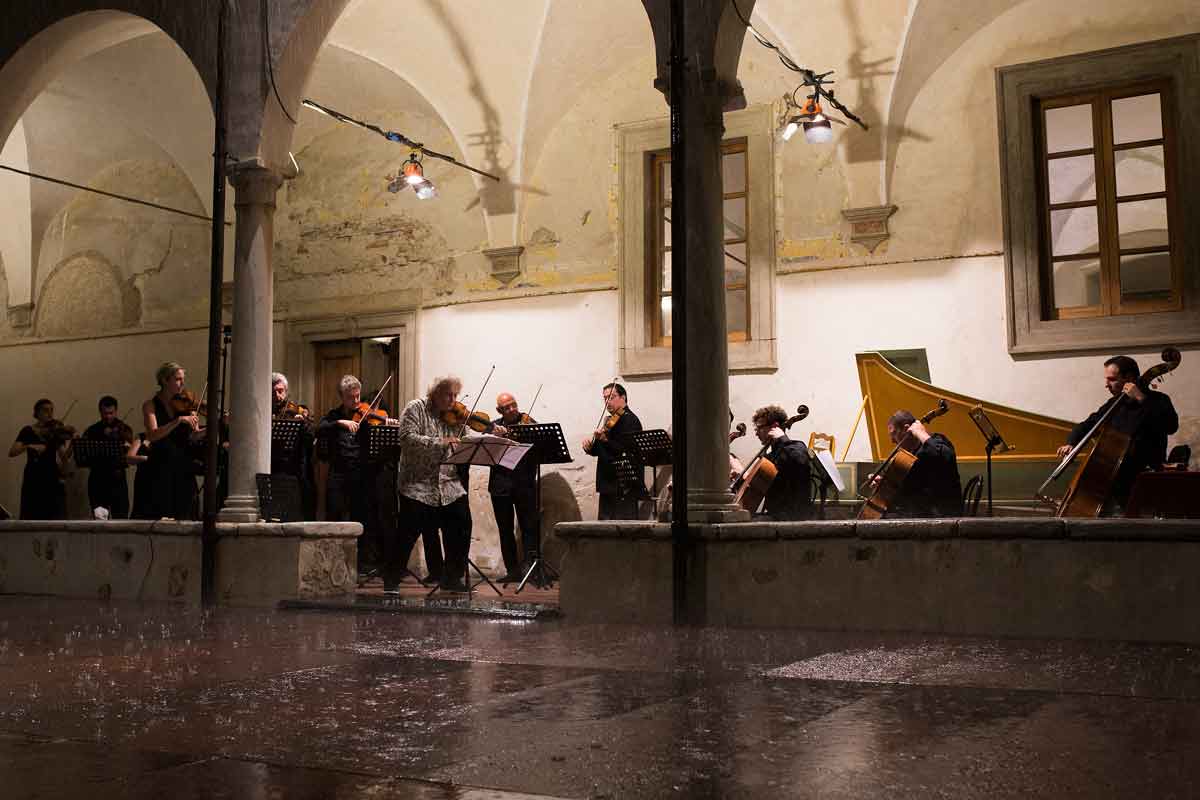 Suonando sotto la pioggia...un concerto unico e speciale quello dello scorso 22 luglio 2018 a #PietrasantaInConcerto.
Orchestra da Camera Georgiana di Ingolstadt, <a href="/MichaelGuttman/">Michael Guttman</a>  #JingZhao, #PavelVernikov, #SvetlanaMakarova, #AntonMartynov e #KremenaNikolova