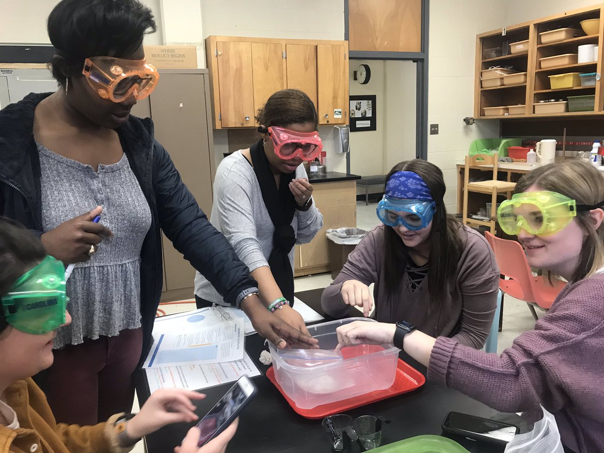 DrLoganCaldwell's tweet photo. .@umeducation’s juniors learning how to execute the 5Es while having a little #science fun! 😉 Thank you, #YouBeTheChemist - @chem_ed ! #engage #explore #explain #elaborate #evalute #DrivenByExcellence https://t.co/r7tCLHG9WA