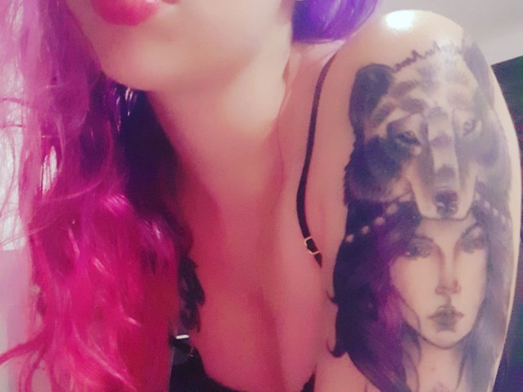 KittyLilithCam's tweet photo. I'm online right now on @Skyprivate (live skype show). my private profile: https://t.co/TezEnLqNer https://t.co/Z9ij9P5JQ5