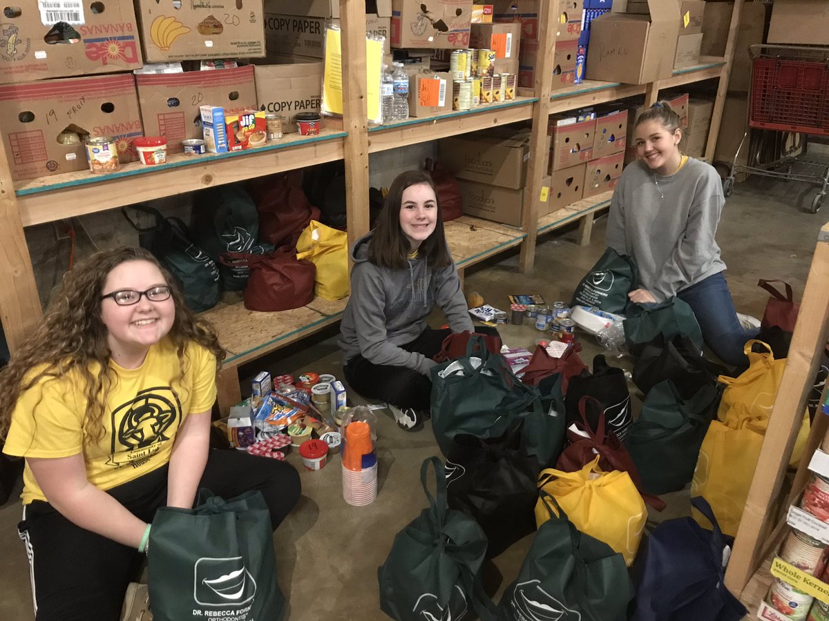StSebstianH's tweet photo. Having a great day at Collinsville Food Pantry! #ServingtheCultureofLife #LuckytoBeLuke https://t.co/auGMBiD61s