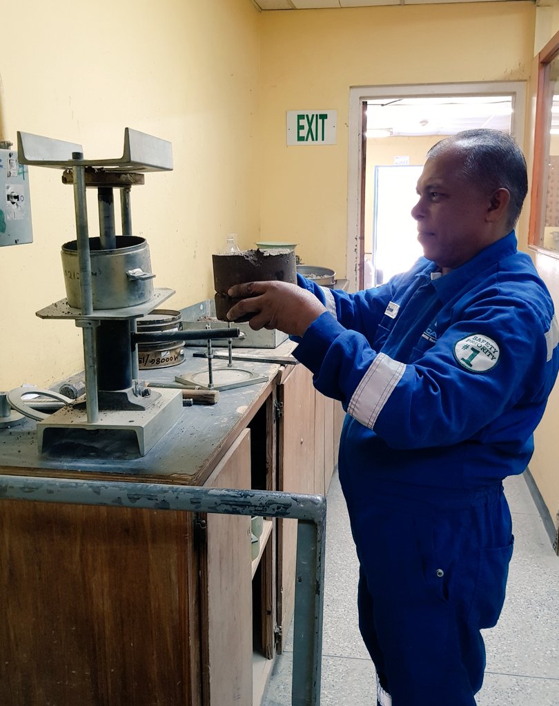 cariri_tt's tweet image. Photo taken of an extruded CBR sample for a compaction test. 

#civil  #cariri #compactiontest