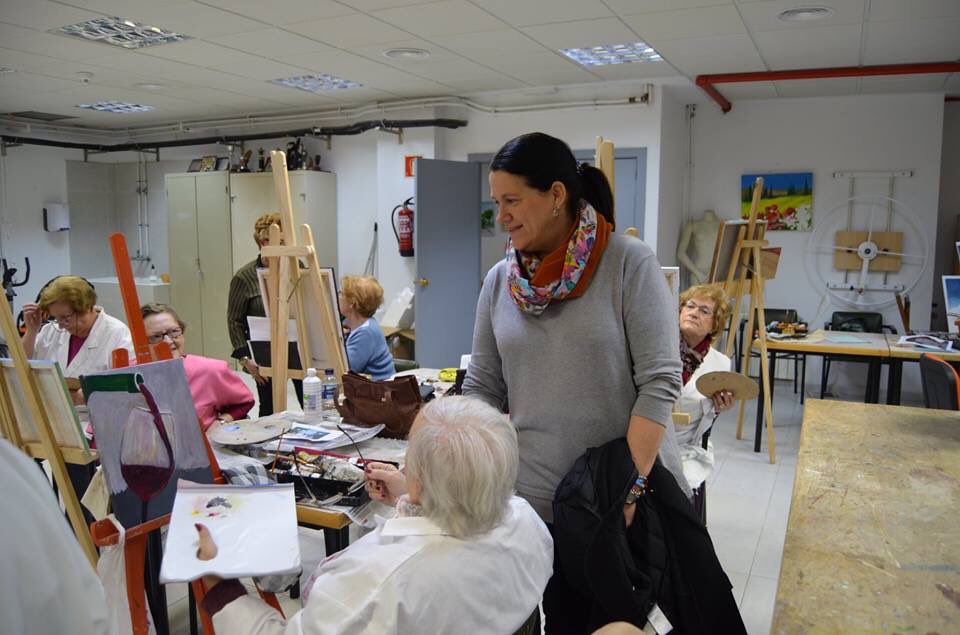 ppmostoles's tweet photo. Esta mañana @MirinaCortesO ha visitado el centro de mayores Juan XXIII para conocer las actividades que se realizan y escuchar sus sugerencias #HastahtagLuegoTripartito #Quedan115Días #Móstoles https://t.co/ufwzVKLBax