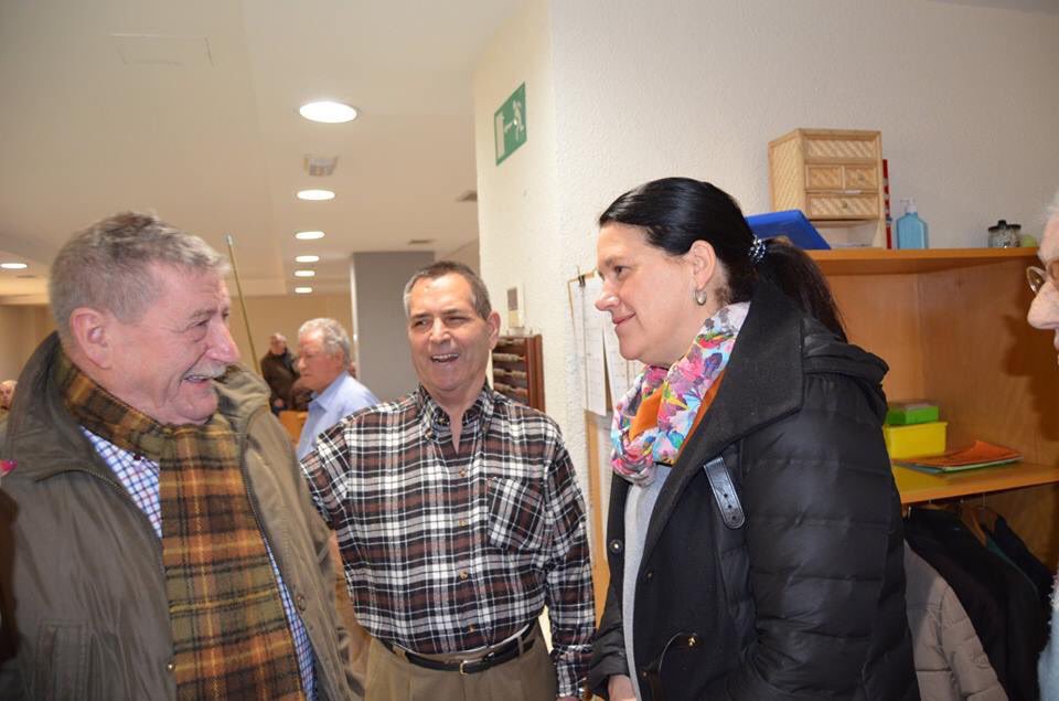 ppmostoles's tweet photo. Esta mañana @MirinaCortesO ha visitado el centro de mayores Juan XXIII para conocer las actividades que se realizan y escuchar sus sugerencias #HastahtagLuegoTripartito #Quedan115Días #Móstoles https://t.co/ufwzVKLBax