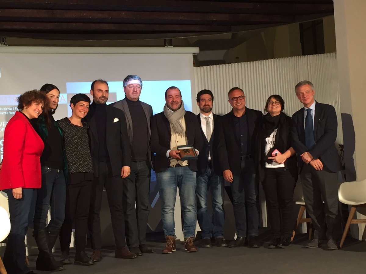 Ffoodinstitute's tweet photo. #ClimateSmartEvolution: ed ecco il momento più atteso! @yvonnederosa, @hfarmani e Silvia Giani vengono premiati per i loro meriti artistici e d’ispirazione nelle sfide dei cambiamenti climatici! #ClimateSmartPrize https://t.co/2nFghoh5CM