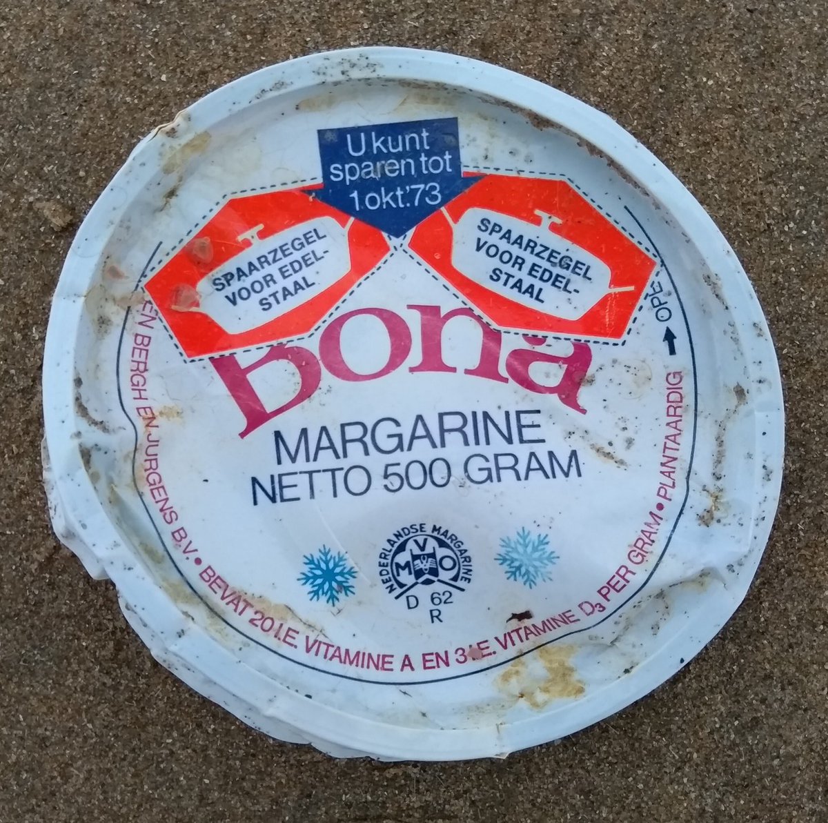 jutters vonden dit gisteren bij Noordwijk. dit dobbert dus al rond in de natuur terwijl die edelstaal-actie al 45 jaar(!) verlopen is