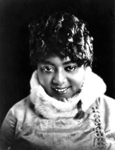 #MamieSmith, the first person to sing the #Blues: When the record labels felt there was no audience for an African-American singer, she proved them wrong with several hit records! #BlackHistoryMonth #BlackWomen #BlackHistory #BlackMusic #AfricanAmerican bit.ly/MamieSmith_Blu…