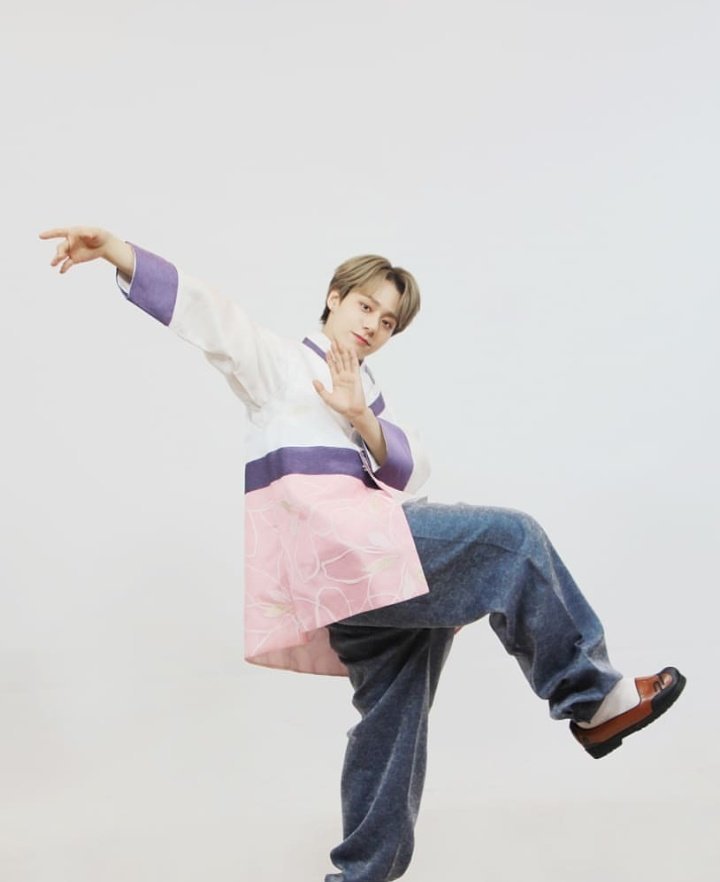 colombia_oneus's tweet photo. Nuestro querido Hwan Woong luciendo un traje un poco tradicional.
No se ve hermoso? 😍🙌
@official_ONEUS #서호 #이도 #ONEUS #Valkyrie #VALKYRIE #LIGTH_US #ONEUSCOLOMBIA #하나 #oneus_언제나_발키리 #HWANWOONG https://t.co/Z4DraqVdIn