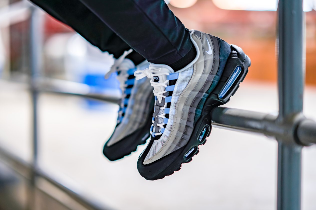 Tegnsætning låg kontrol Twitter 上的Finish Line："The @Nike Air Max 95 Gets A Clean 'Aluminum'  Colorway. Grab Your Pair Tomorrow. https://t.co/d5ihihYtbb  https://t.co/PgGvl6aK30" / Twitter