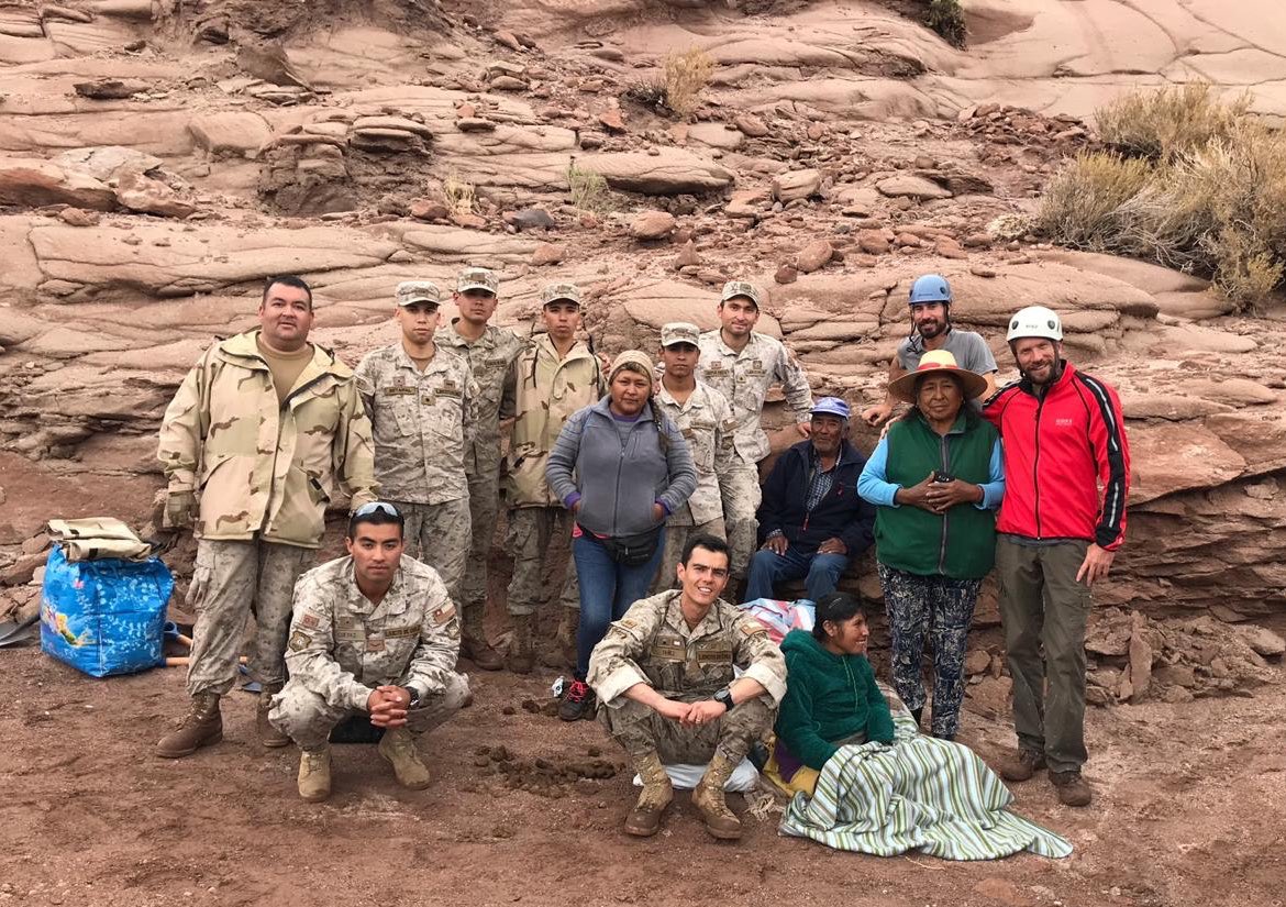 Ejercito_Chile's tweet photo. #Ahora: Integrantes de la Brigada Motorizada N° 1 “Calama”, rescataron a una familia,compuesta por una persona parapléjica y dos abuelos de 80 años, en la localidad de #Matancilla. 🇨🇱 @mindefchile @onemichile #InviernoAltiplánico #Calama #Antofagasta https://t.co/VNveJpBglG