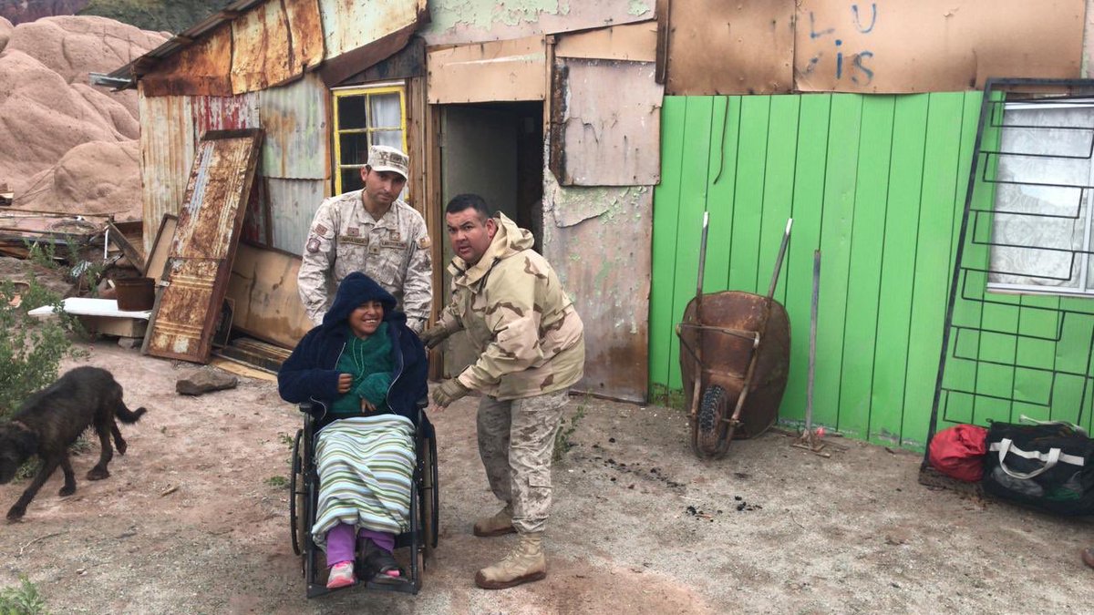 Ejercito_Chile's tweet photo. #Ahora: Integrantes de la Brigada Motorizada N° 1 “Calama”, rescataron a una familia,compuesta por una persona parapléjica y dos abuelos de 80 años, en la localidad de #Matancilla. 🇨🇱 @mindefchile @onemichile #InviernoAltiplánico #Calama #Antofagasta https://t.co/VNveJpBglG