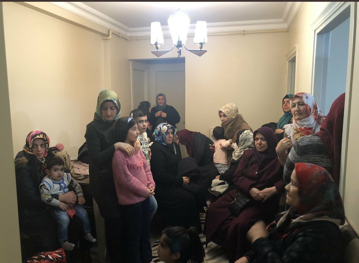 Taşdelen mahallesinde  ilçe Başkanımız Salih Kırıcı ve Belediye başkan yardımcımız Fatih Sırmacı nın  katılımı ile ev toplantısı düzenledik.