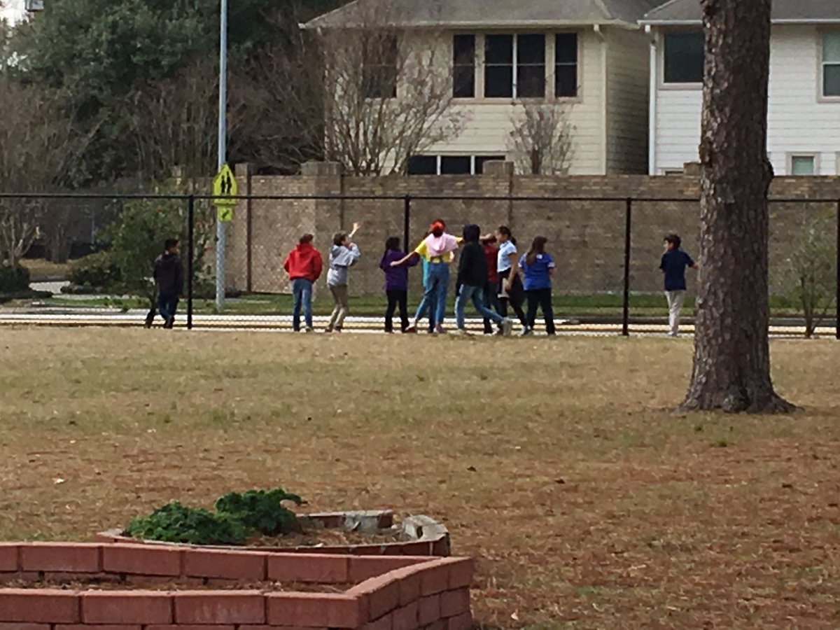 FloresmathHtx's tweet photo. 4th graders at recess waiting for an 18 wheeler to come by so they can ask them to honk. They ❤️ this. #timelessfun @Sinclair_ES https://t.co/8UsgjP6rbL