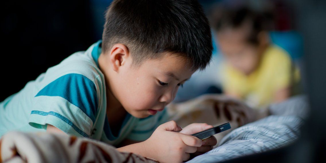 5 ways you can help your kids balance screen time with healthy sleep: buff.ly/2UAeO9o via <a href="/StevenJohnBooks/">Steven John</a> <a href="/businessinsider/">Business Insider</a> cc @lovegryphon @johnwu71 #parentalcontrols #onlinesafety #wifi #routers