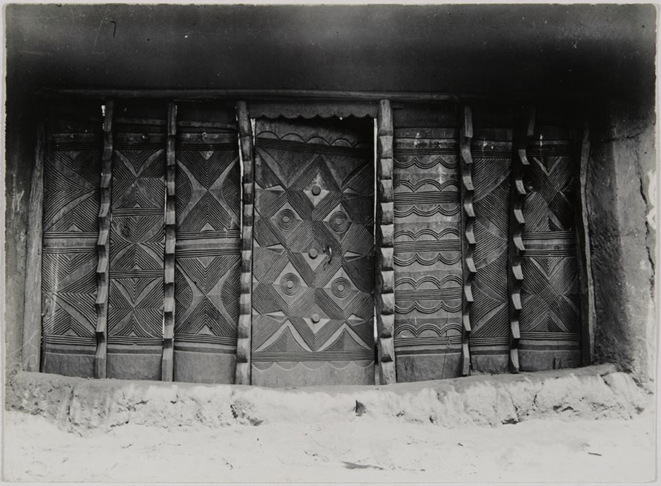 An entrance to a compound in Agukwu Nri (Anambra). Photographed by Northcote Thomas, 1910-11.