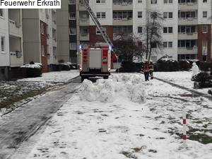 Aus Rettungsdiensteinsatz wird Brandeinsatz - Schneehaufen erschwert Feuerwehranfahrt dlvr.it/Qy0Fpt
