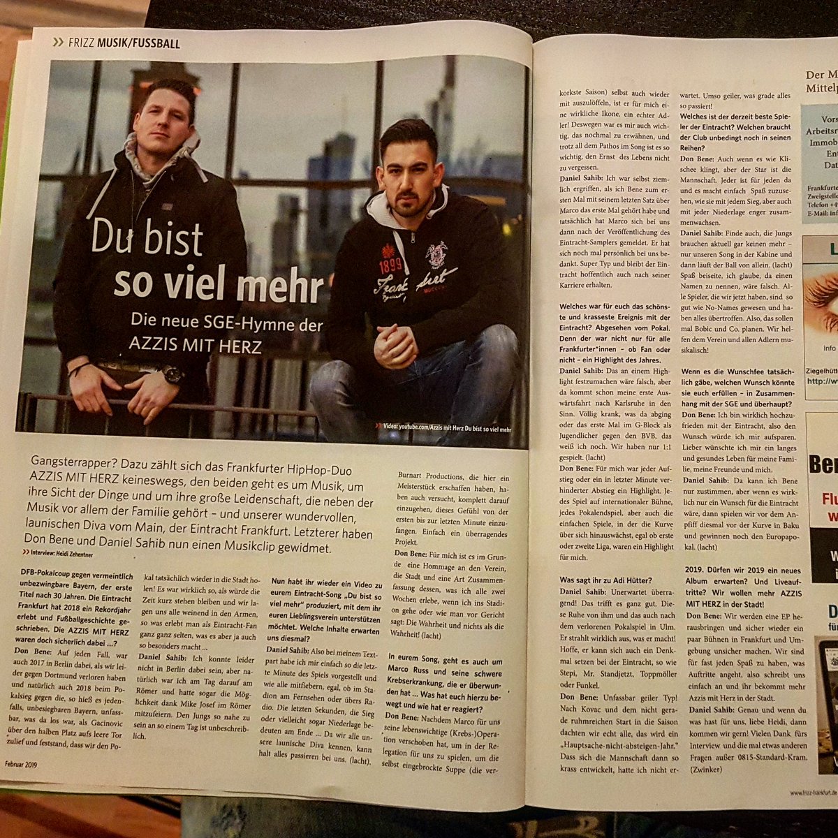 AZZISMITHERZ's tweet photo. Das große Interview zum SGE Song in der neuen FRIZZ AUSGABE 💪 Alles über #eintrachtfrankfurt die Lage uvm. Auch online ⚫⚪🔴🦅 #SGEBVB #ffm #eintracht #frankfurt #frizz #marcoruss #FUSSBALL2000 #dubistsovielmehr https://t.co/UgWabNjEDX