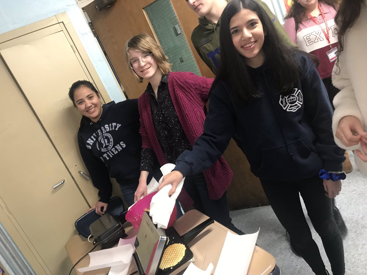 gmdammassa's tweet photo. Deliziose le pizzelle 🇮🇹 #livello4 #venerdìculturali #FPMKnights https://t.co/xMFqRGOJT5