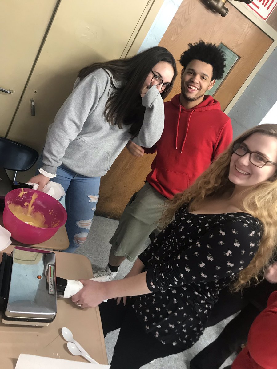 gmdammassa's tweet photo. Deliziose le pizzelle 🇮🇹 #livello4 #venerdìculturali #FPMKnights https://t.co/xMFqRGOJT5