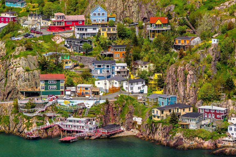 NLtweets's tweet image. Where colour meets canvas. St. John’s is home to more than meets the eye. ow.ly/MwHd30ny09o #ExploreNL #ExploreCanada