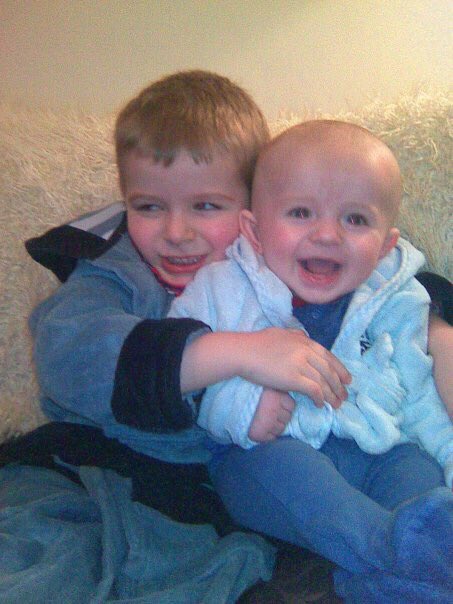 leena_214's tweet photo. This actually makes me sad! My perfect boys a decade ago 💙💙 #rewindplease #littlefeet #nohair #brotherlove https://t.co/nSH2sKSyXC