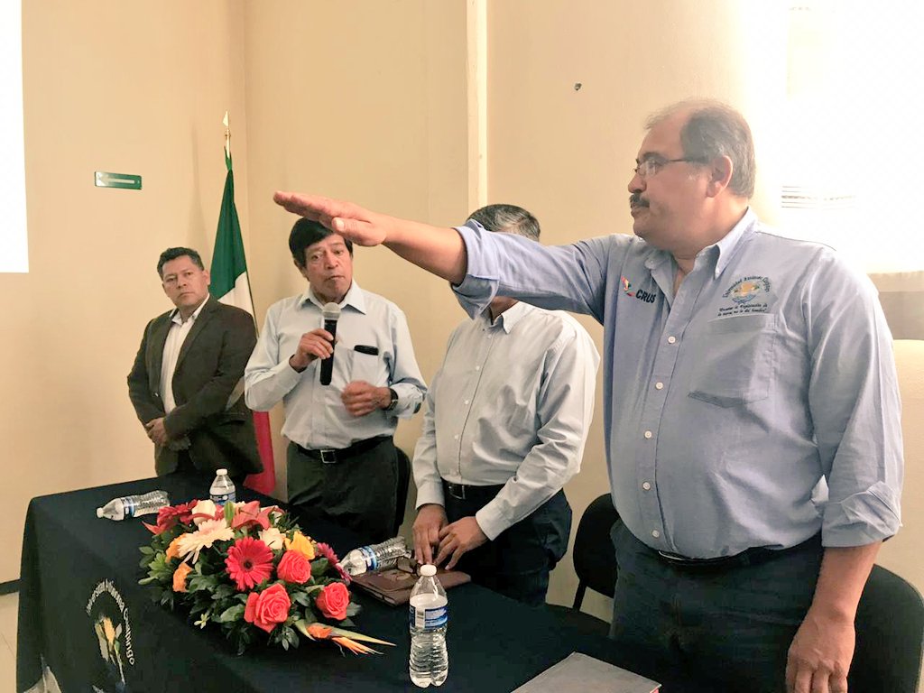 Aechoac's tweet photo. Presentes en el Acto de Entrega-Recepción de la Subdirección 2019-2021 del Centro Regional Universitario Sur de la @uach_chapingo Felicidades M.C. Renato Zárate Baños
#FebreroMesdelAgrónomo 
#ChapingoenOaxaca #OrgullosamenteChapingueros https://t.co/DxkFDX24Uf