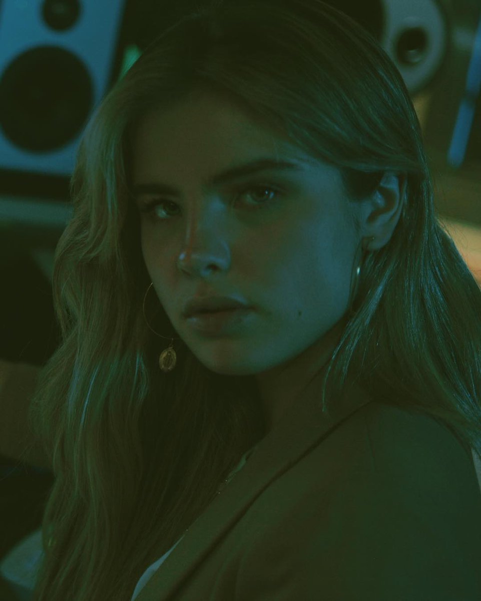 topsifybr's tweet image. #TopsifyIndica: uma cantora brasileira com vocal grave digno de diva gringa, multi-instrumentista e multi-talentos, com um single em inglês perfeito, na vibe do EDM Pop?? Pode entrar, @GIULIABE_! 🔥💖 Vem ouvir "Too Bad" e se apaixone pelo som da cantora: lnk.to/saiudoforno