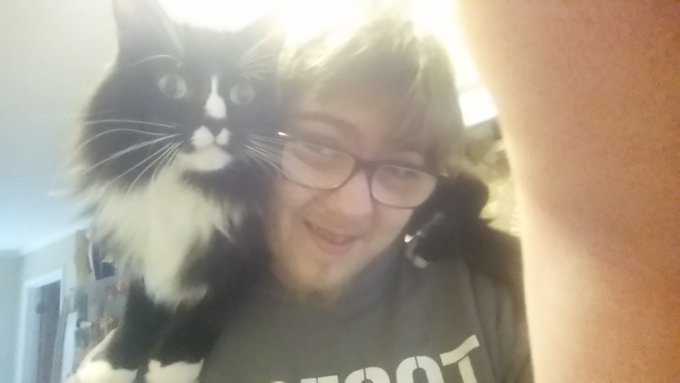 Just hanging out with my cat makeing pizza https://t.co/pzn06pQVnC