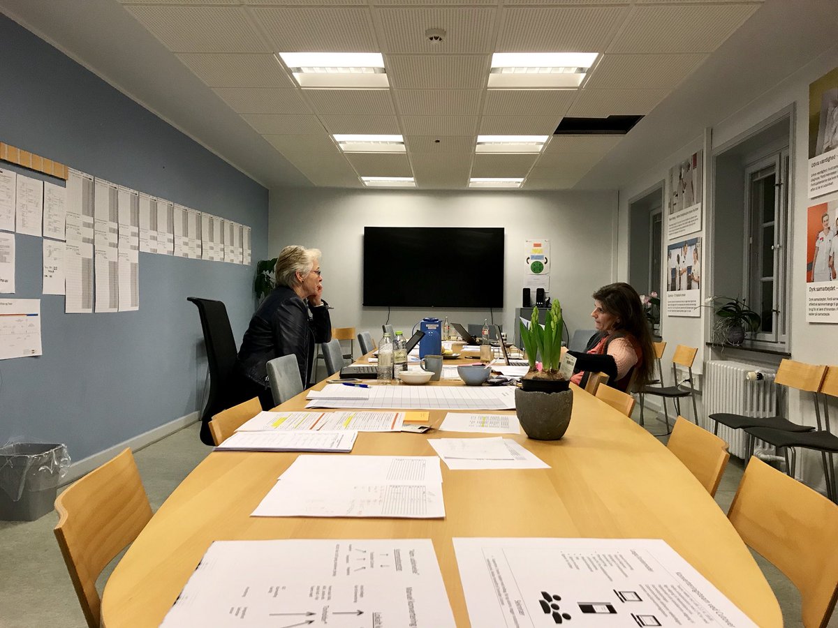 peter2990's tweet photo. Mørket er dybt udenfor, men i kommandocentret brænder lyset. @NolanHartwig og Winnie holder fokus, engagement og koncentration (og humør 😉) og styrer os på @nordsjaelhosp frem mod de næste faser i overgangen mod #LPR3 og opgraderingen af #sundhedsplatformen #sundIT #sundledelse https://t.co/GZaODXA6Ou