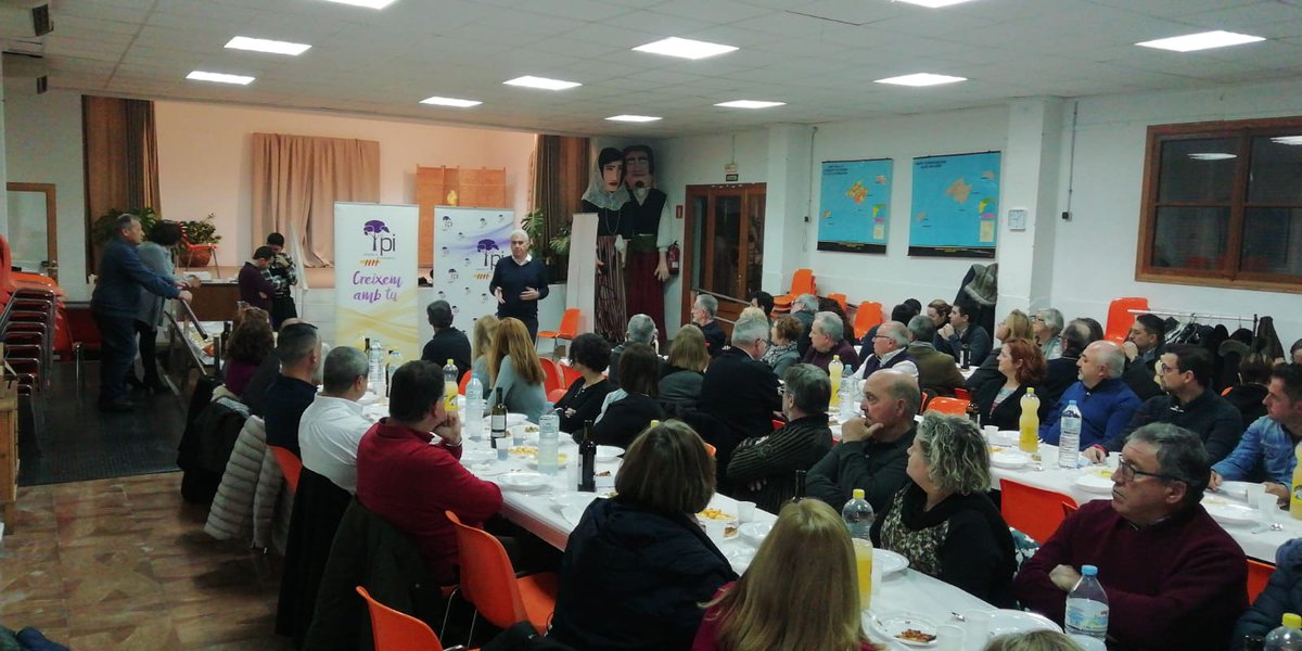 ElPi_Palma's tweet photo. ➡️@JosepMelia i @JaumeFont_ explicant el projecte d'@ElPi_IB en una trobada a Sant Jordi. #PrimerPalma https://t.co/r68dPr83P6